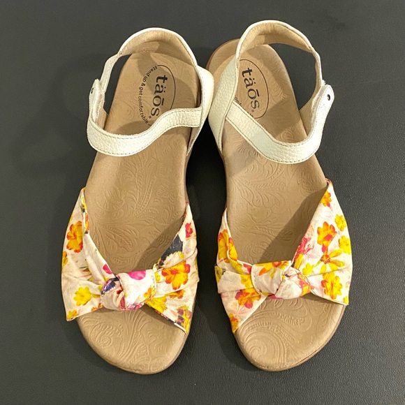 Taos White Floral Sandals Size 8 Like New - Picture 3 of 12